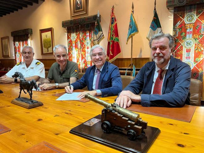 Firma del acuerdo entre la AECCAá y el Ministerio de Defensa.