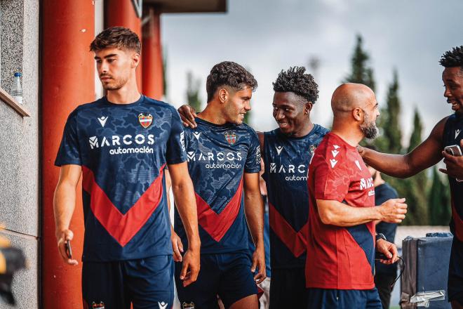 Lass y Cabello, bromeando en el primer día de entrenamiento en la Ciudad Deportiva (Foto: LUD).