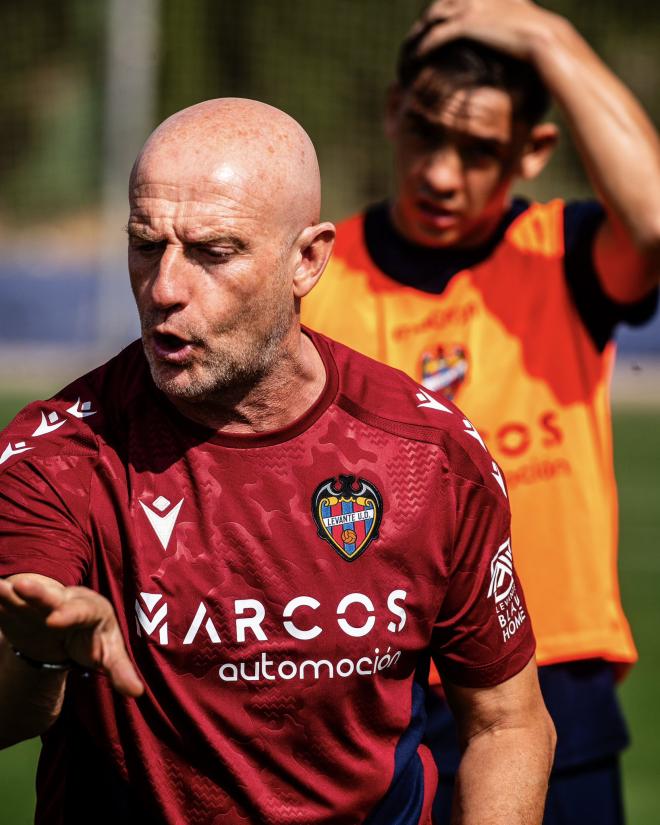 Julián Calero, en plena actividad en su arranque como entrenador del Levante (Foto: LUD).