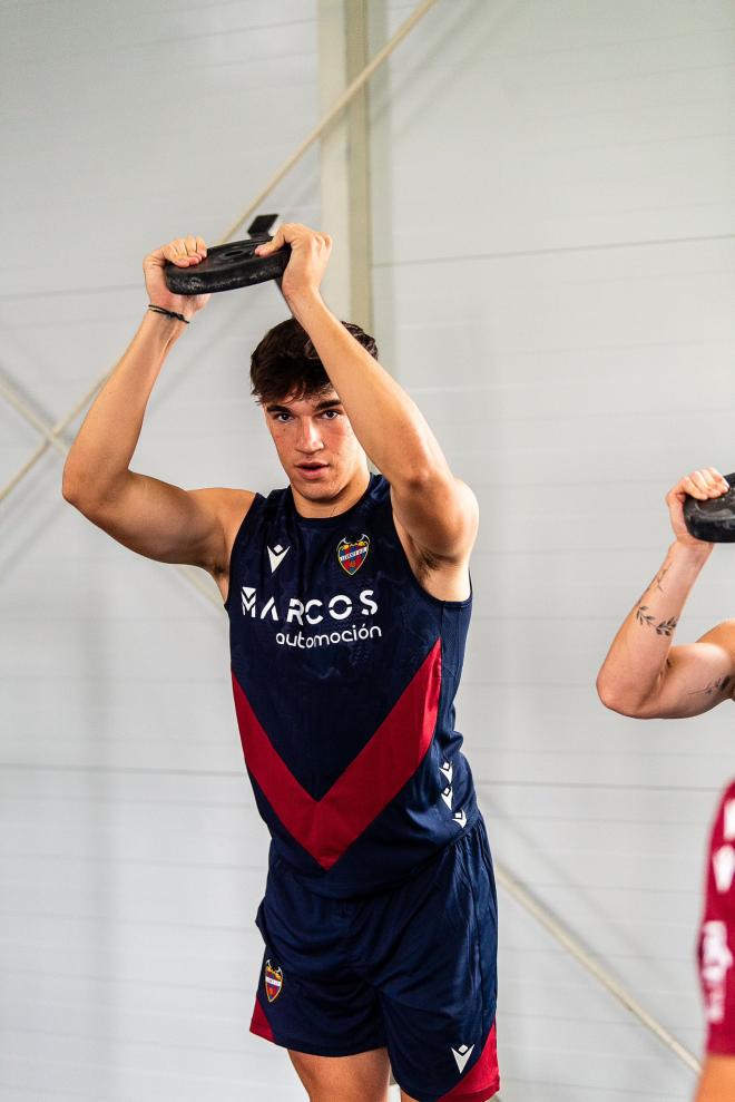 Carlos Espí, en un ejercicio en la parte física del primer entrenamiento de pretemporada (Foto: LUD).