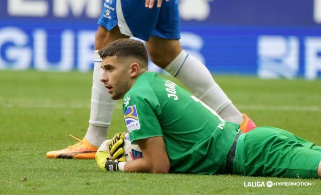 Joan García agarra un balón durante el Espanyol-Oviedo (Foto: LALIGA).