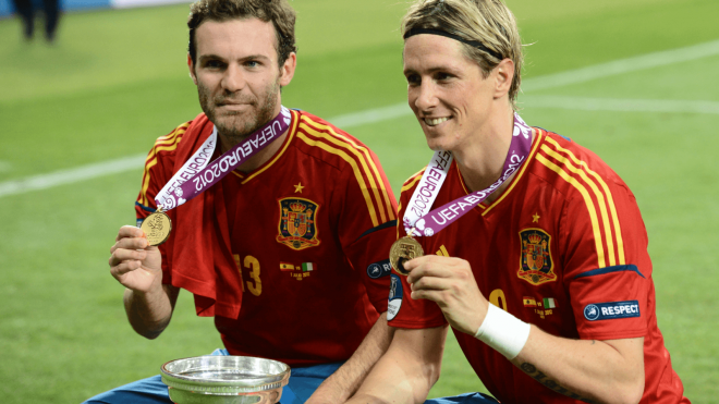 Juan Mata y Fernando Torres posan con la Eurocopa 2012.