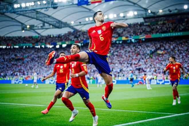 Mikel Merino celebra el gol marcado a Alemania en cuartos de la Eurocopa (Foto: Sefutbol).