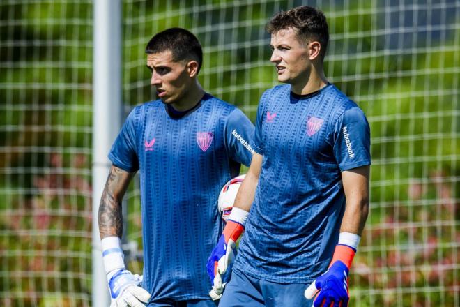 Los porteros Alex Padilla y Julen Agirrezabala, entrenando en Lezama (Foto: Athletic Club).