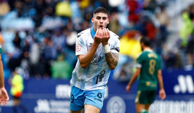 Roberto celebra uno de sus 20 goles en la temporada del ascenso. (MCF)