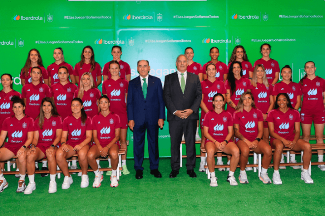 Ignacio Galán, presidente de Iberdrola, posa junto a las jugadoras de la selección femenina (FOTO