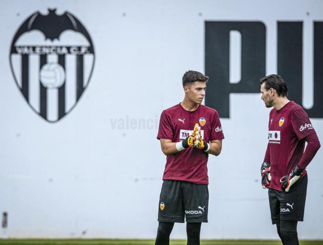 Stole Dimitrievski y Vicent Abril, en el primer entrenamiento de la pretemporada (Foto: Valencia CF