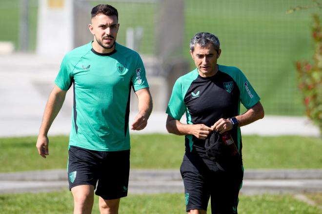 Nace la temporada 2024-25: Aitor Paredes y Ernesto Valverde trabajando el primer día en Lezama (Foto: Athletic Club).