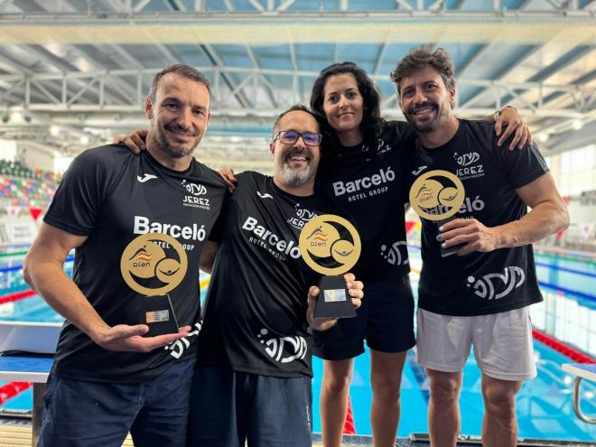 Posado en en Castellón del Jerez Natación Máster.