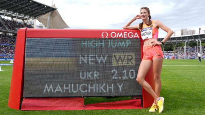 Yaroslava Mahuchikh, posando con su nuevo marca (RR.SS)