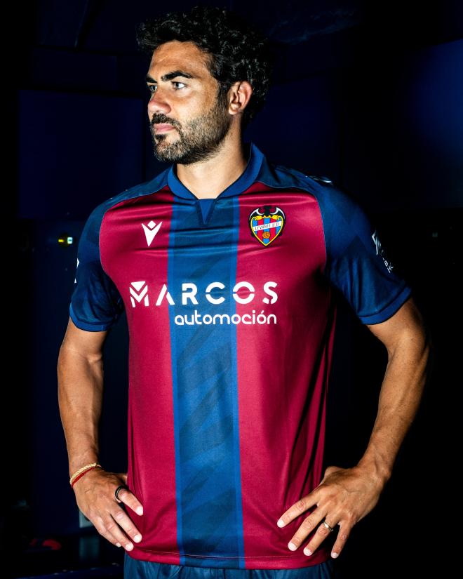 Vicente Iborra vuelve a casa y luce con orgullo la primera camiseta del curso 2024/2025 (Foto: LUD). 