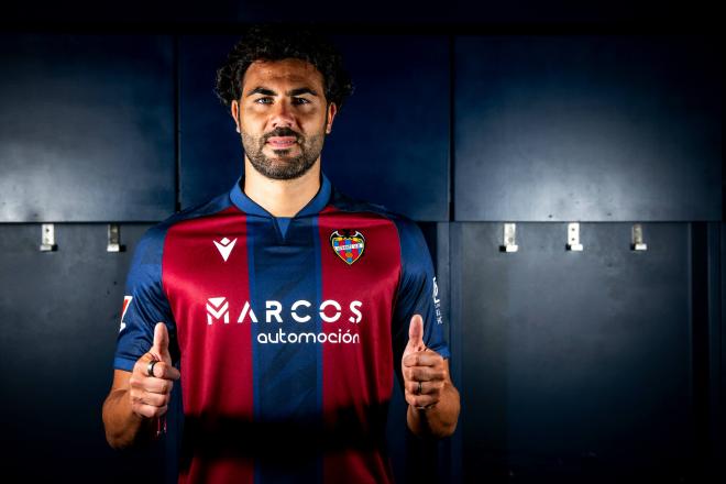 Vicente Iborra, posando con la primera camiseta que lucirá el Levante la próxima temporada (Foto: LUD).