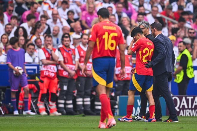 Pedri González retirándose del campo lesionado (Foto: Cordon Press)