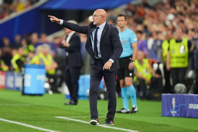 Luis de la Fuente da indicaciones a sus jugadores durante la semifinal frente a Francia en la Eurocopa (FOTO: Cordón Press).