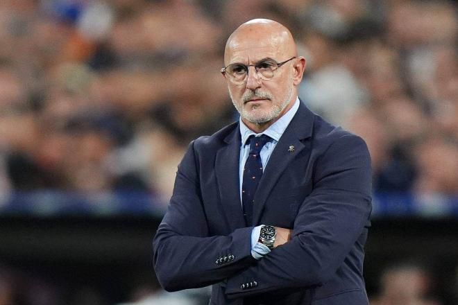 Luis de la Fuente, con los brazos cruzados durante la semifinal contra Francia en la Eurocopa de Al