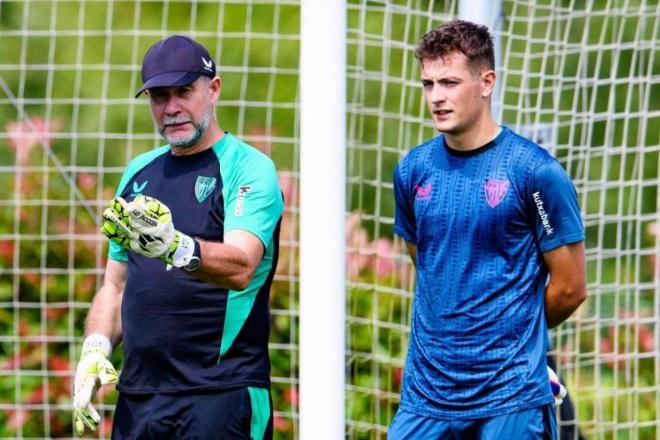 Aitor Iru, con el portero Julen Agirrezabala. en Lezama (Foto: Athletic Club).