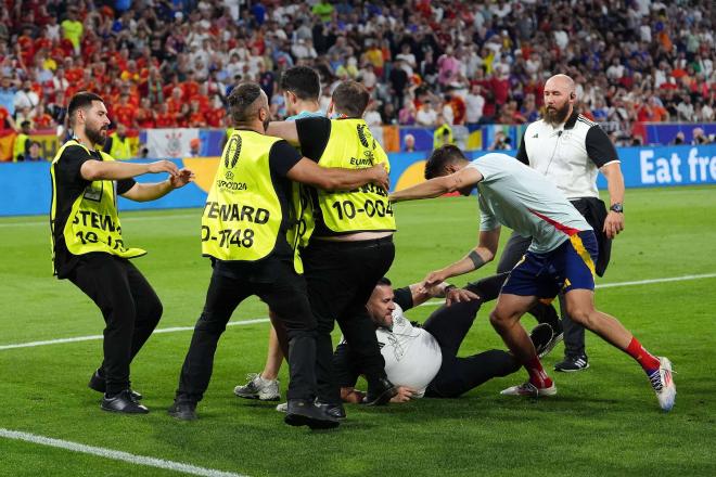 Álvaro Morata se duele tras la 'entrada' de un steward (Foto: Cordon Press).