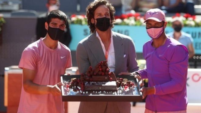 Carlos Alcaraz, Feliciano López y Rafa Nadal, posando con la tarta del cumpleaños del murciano