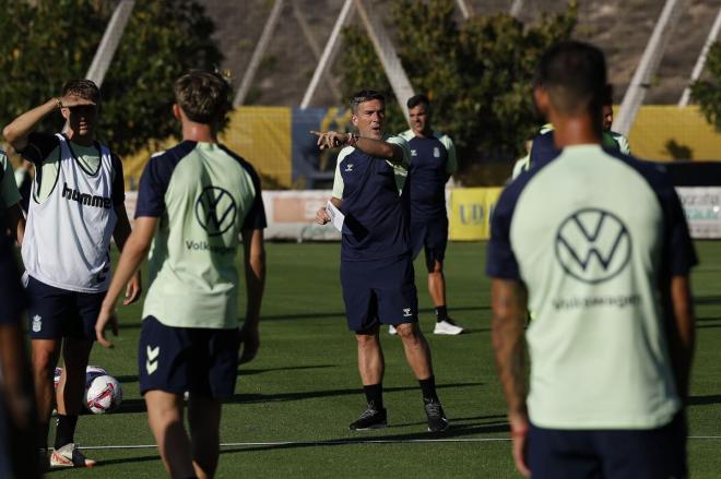 Luis Carrión dirige un entrenamiento de la UD Las Palmas (Foto: UDLP).