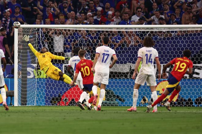 Golazo de Lamine Yamal en el España-Francia (FOTO: Cordón Press).