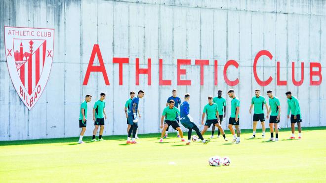 Los leones de Ernesto Valverde se entrenan en Lezama con la ausencia de los internacionales y los que pasaban reconocimiento médico (Foto: Athletic Club).