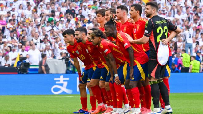 Jugadores de España posando para la foto antes de un partido (Foto: Cordon Press)