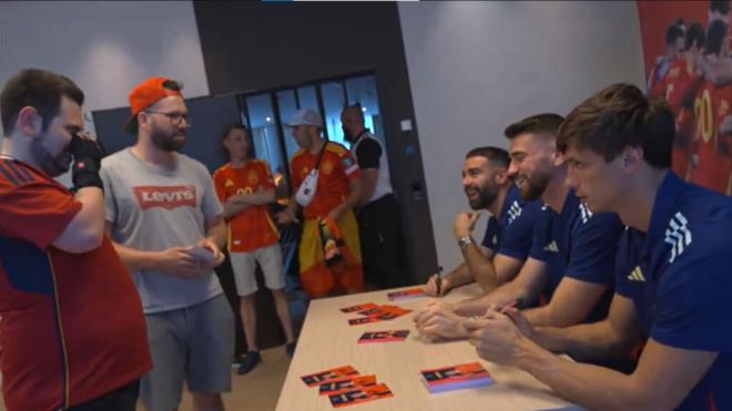 Alexander, el aficionado viral, conoce a los jugadores de la Selección (Foto: @SEFutbol)