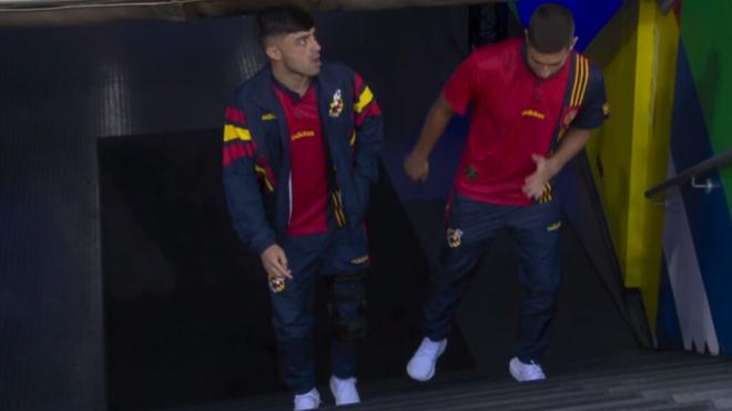 Pedri González y Ferran Torres entrando al Allianz Arena (Foto: La 1)