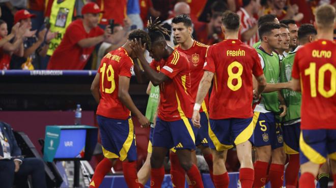 Lamine Jamal y Nico Williams celebran un gol en el España-Francia de la Eurocopa 2024 (foto: Cordo