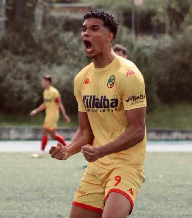 Etienne Eto'o celebrando un gol en el fútbol base madrileño