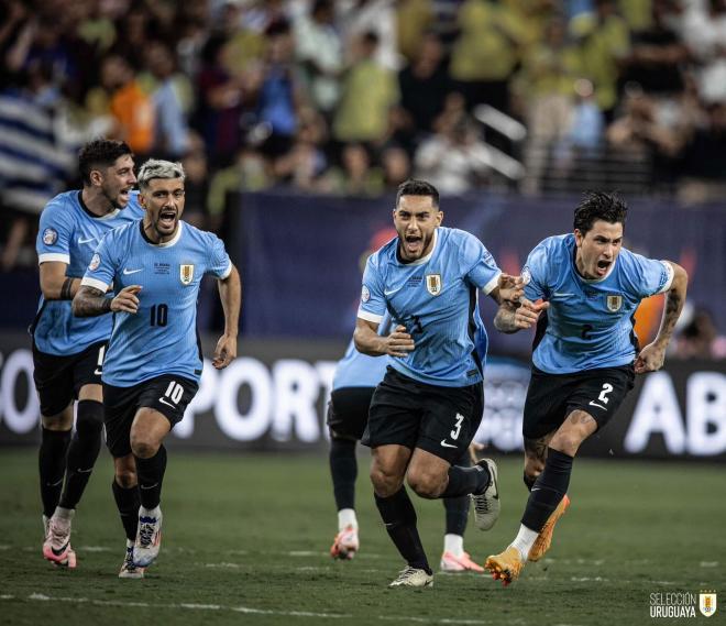 Los jugadores de Uruguay celebran la victoria ante Brasil (Foto: @Uruguay)