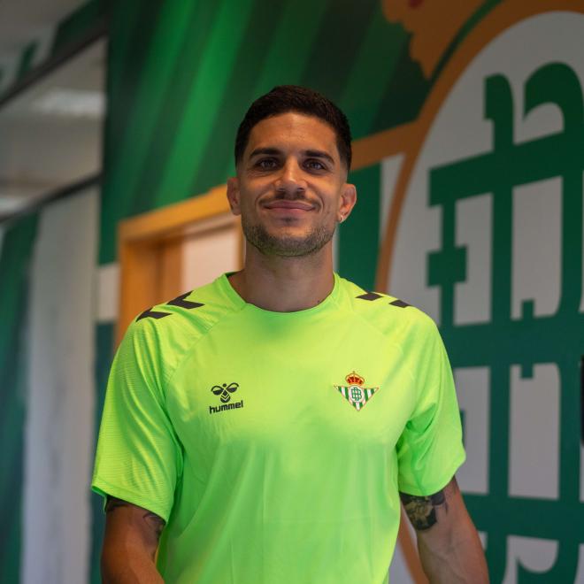 Marc Bartra, en los reconocimientos (Foto: Real Betis)