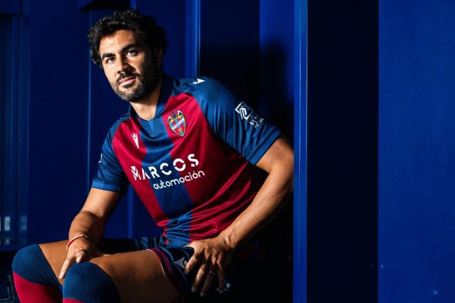 Iborra, maniquí de la primera camiseta del Levante 2024/2025