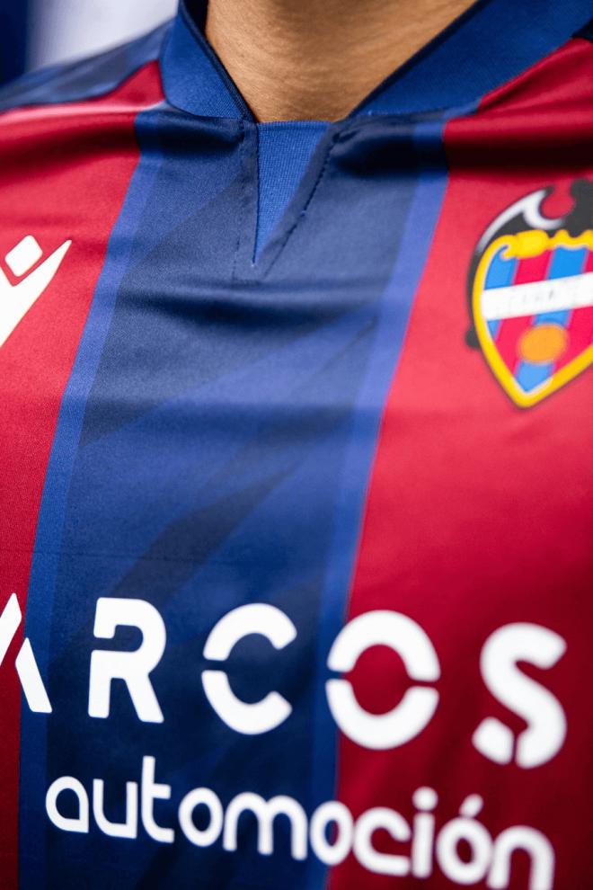 El Levante aprovechó el regreso de Vicente Iborra para anunciar la primera camiseta (Foto: LUD)