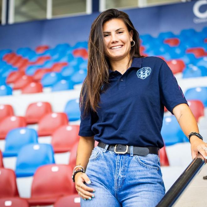 María Molina, quinta incorporación, posa en las gradas del Ciutat de València (Foto: LUD).