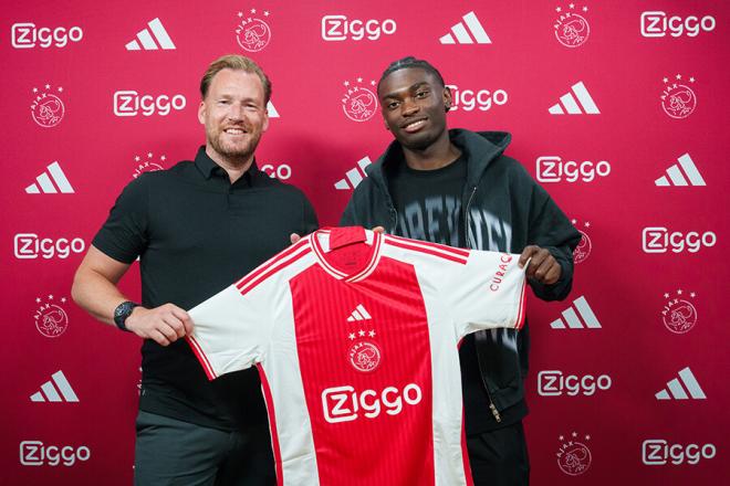 Jorthy Mokio, en su presentación con el Ajax (Foto: @AFCAjax).