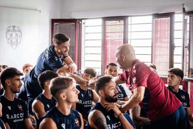 Julián Calero, en la charla de principio de temporada con el resto de la plantilla (Foto: LUD).