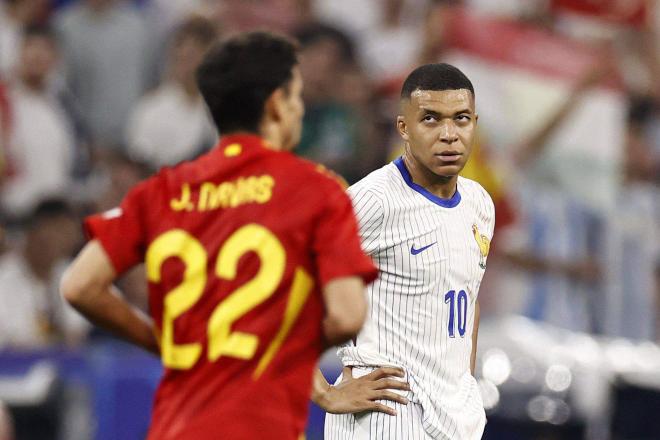 Kylian Mbappé y Jesús Navas, en el España-Francia durante el partido de semifinales de la Euroco