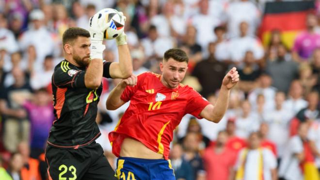 Unai Simón y Aymeric Laporte durante el partido ante Francia (Fuente: Cordon Press)