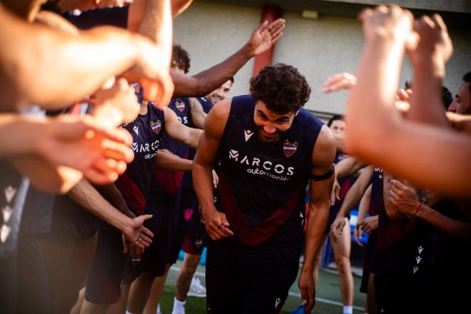 El corrillo clásico de bienvenida a Vicente Iborra en su primer entrenamiento (Foto: LUD).