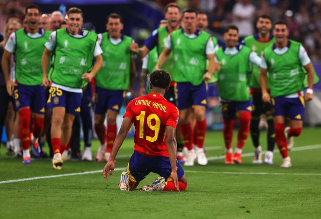 Lamine Yamal celebra el gol ante Francia con sus compañeros (Foto: Cordon Press).