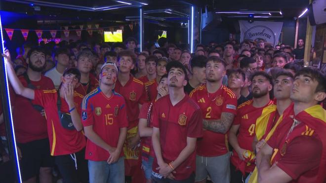 Afición de España siguiendo el partido en Barcelona (Foto: ElDesmarque)