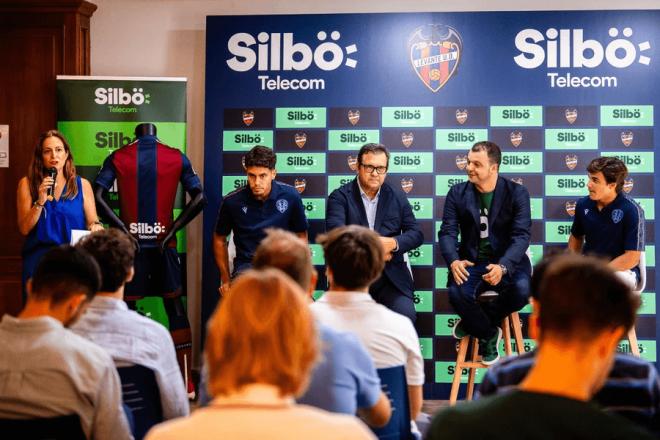 La presentación del acuerdo de patrocinio entre Silbö Telecom y el Levante UD (Foto: LUD).