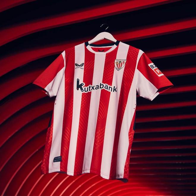 Así luce en la percha la primera camiseta del Athletic Club para la temporada 2024/25, la del regreso a Europa.