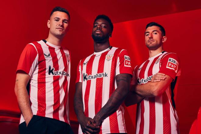 Guruzeta, Williams y Vivian con la primera camiseta del Athletic para la temporada 24/25.