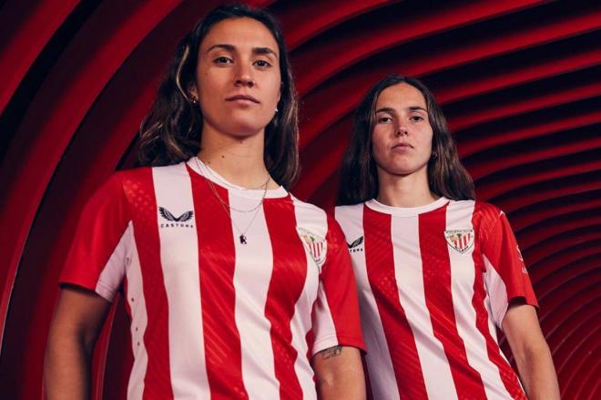 Nahikari y Oguiza con la primera camiseta del Athletic Club para la temporada 2024/25.