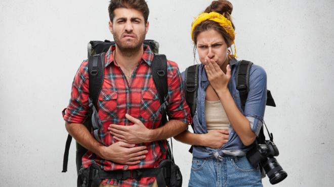 Pareja de excursionistas con síntomas de la diarrea del viajero (Foto: Freepik)