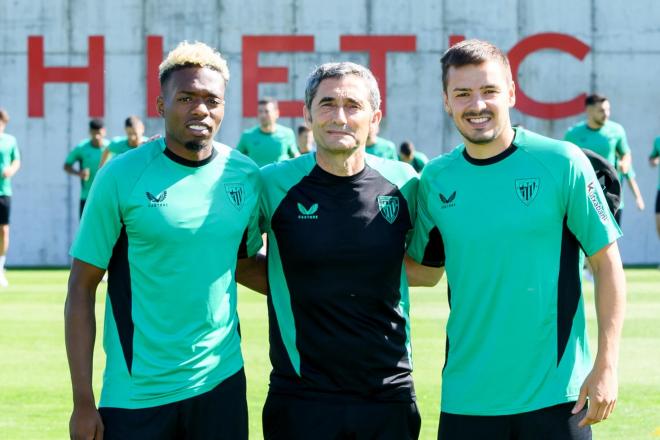 Álvaro Djaló, el técnico Ernesto Valverde y Andoni Gorosabel posan juntos en Lezama (Foto: Athletic Club).