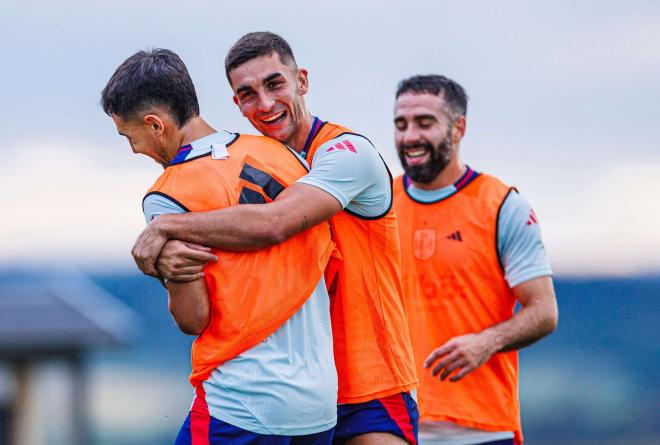 Ferran Torres abraza a Zubimendi en un entrenamiento de España (Foto: SeFutbol).