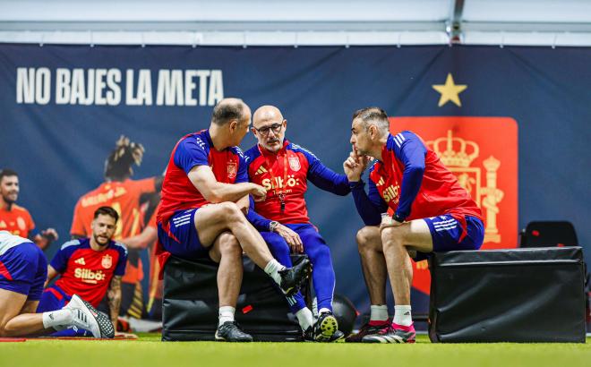 Luis de la Fuente dirige un entrenamiento de España (Foto: SeFutbol).